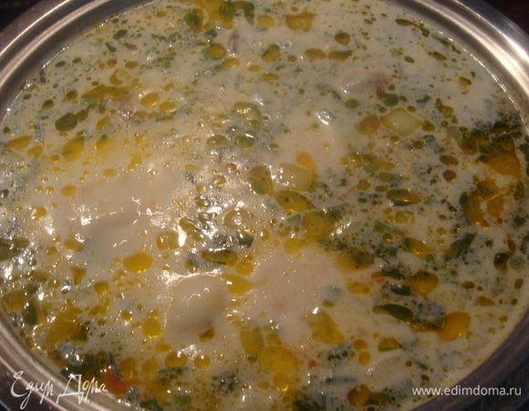 Довести до кипения. Убавить огонь на минимум, накрыть кастрюлю крышкой, томить суп еще 4-5 минут.