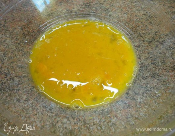 Яйца соединить с маслом и солью, перемешать с помощью вилки.