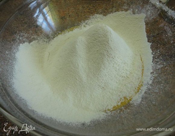 Просеять муку и замесить тесто. Вымешивать минут 10.