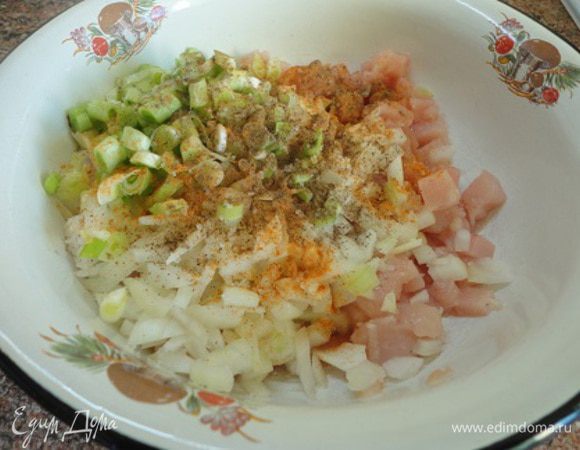 За это время нарезать мясо мелкими кубиками, также нарезать лук, все соединить, добавить соль, перец, можно и сушеные пряности по вкусу и все перемешать.