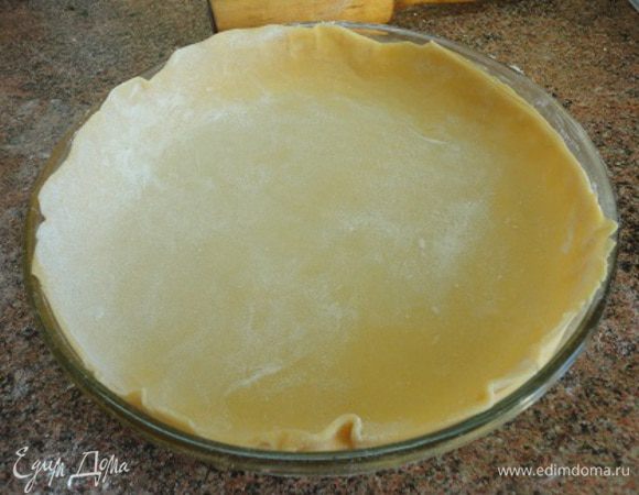 Включить духовку для разогрева до 180-200°C. Форму смазать маслом. Тесто разделить на две неравные части. Большую раскатать в круг и выложить в форму, формируя бортики.