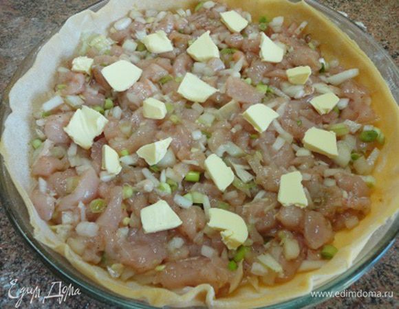 Выложить фарш и можно еще для сочности добавить около 1 столовой ложки сливочного масла кусочками.