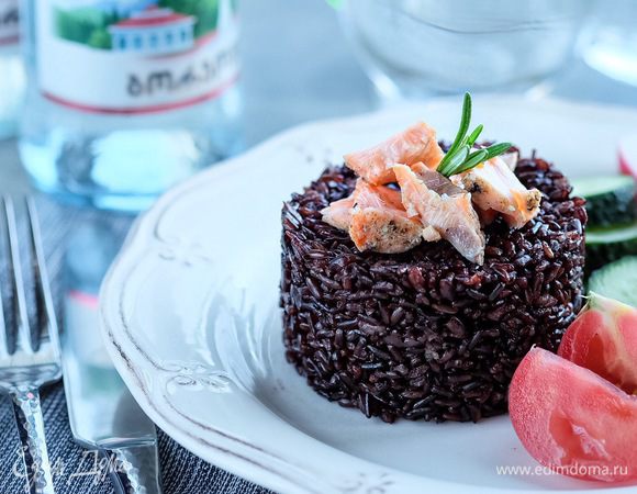 Через час рис уже можно подавать, но идеально, если после выключения огня он еще будет томиться, постепенно остывая, до полной готовности и насыщенности.