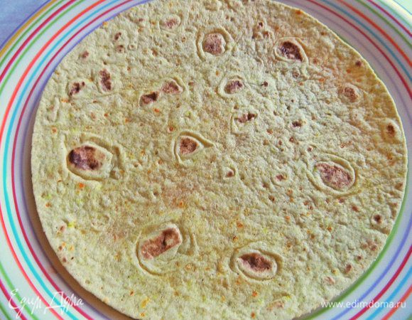 У меня кукурузная тортилья, но можно любую. Если у вас тонкий лаваш, вырезать из него круг при помощи тарелки. На худой конец берем ломтики батона, остальное — по рецепту!