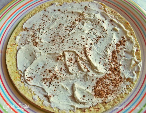 Смазываем обильно мягким крем-сыром типа "филадельфии", посыпаем корицей.