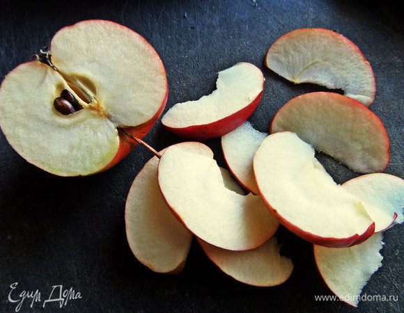 Яблоко чистим, делим на тонкие дольки.