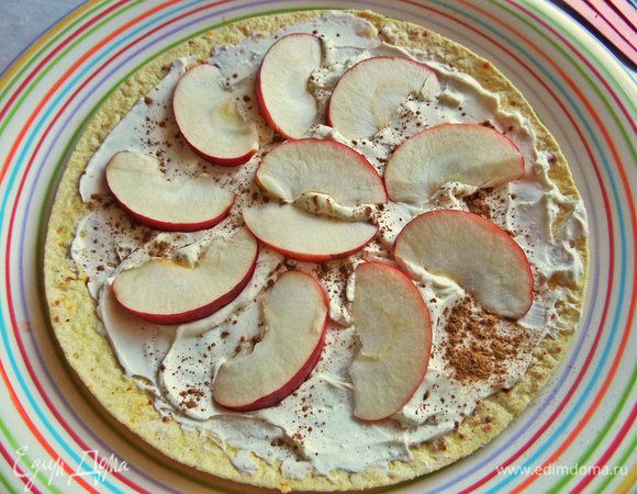 Разложить дольки сверху на сыр.