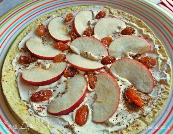 Посыпать чистым изюмом.