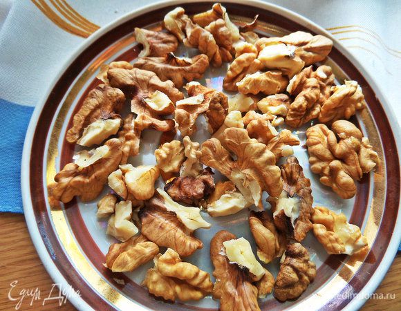 А пока ломаем орешки на кусочки.