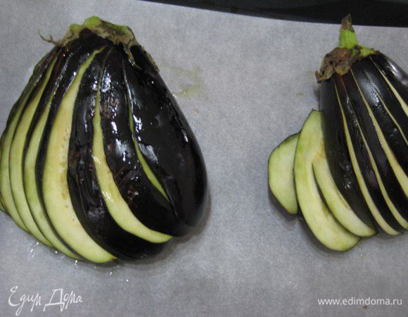 Духовку разогреть до 180°C. Выложить баклажаны на бумагу для выпечки, смазать растительным маслом, запечь 10 минут.
