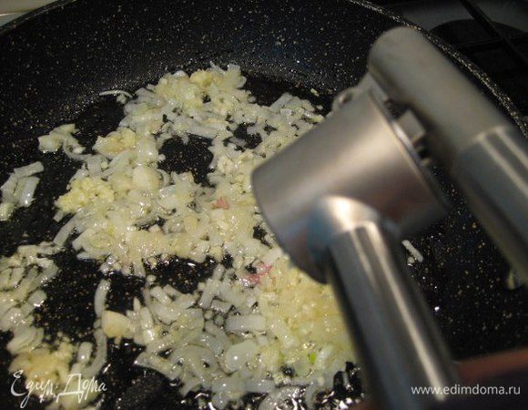 Приготовить куриное рагу: На сковороде разогреть 2 ст.л. растительного масла, обжарить мелко порезанный лук (я брала молодой лук белую часть) до прозрачности, выдавить чеснок, обжарить 1 минуту.