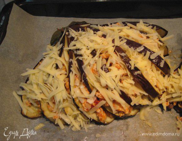 Щедро посыпать тертым сыром. Запечь в духовке 15-20 минут до румяного цвета.