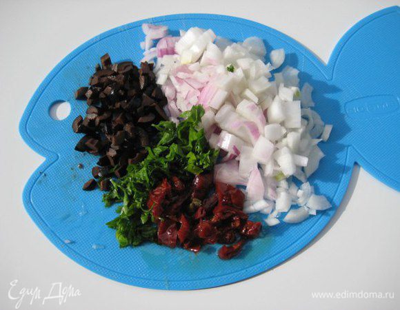 Лук (я брала молодой лук), маслины, вяленые помидоры, петрушку мелко порезать.