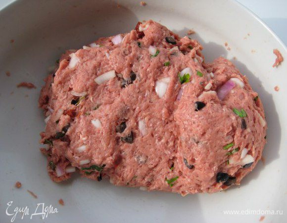 Смешать фарш с нарезанными продуктами, хорошо вымесить.