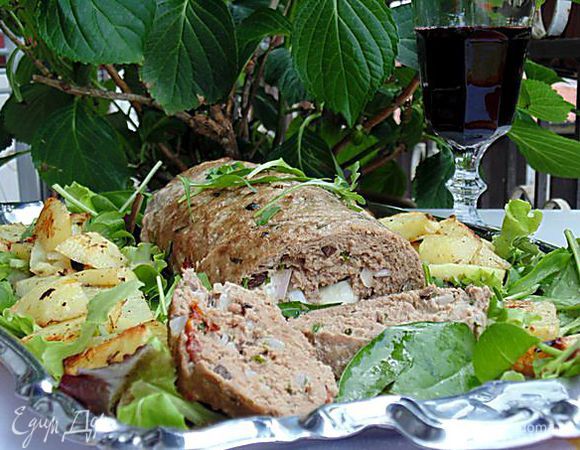 Запекать при температуре 200°C 20 минут, затем бумагу развернуть, полить рулет образовавшимся соком, продолжить запекание еще 20 минут.
Я подавала с салатом и запеченным картофелем.
Приятного аппетита!