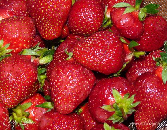 Чистую просушенную клубнику очистить от плодоножек.