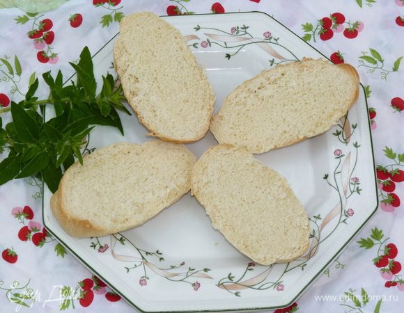 Булочки разрезать вдоль.