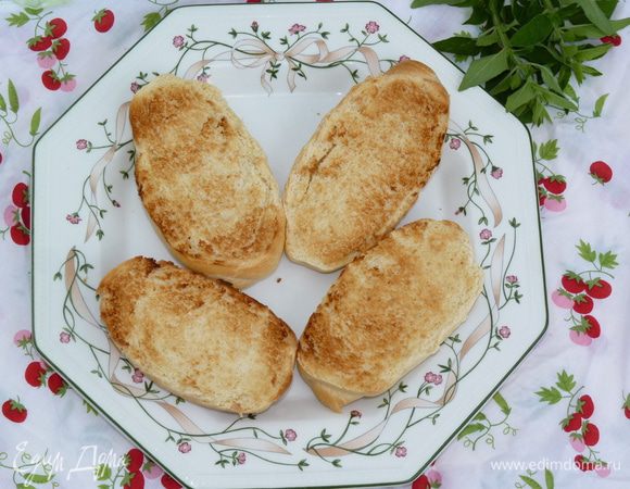 Подсушить булочки в тостере до золотистого цвета.