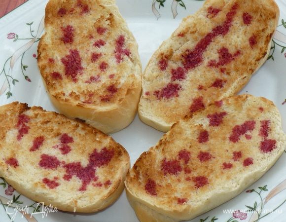 Сбрызнуть уже остывшие тосты клубничным сиропом.