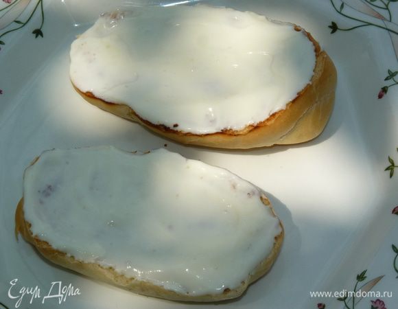 Намазать тосты сметанным кремом.