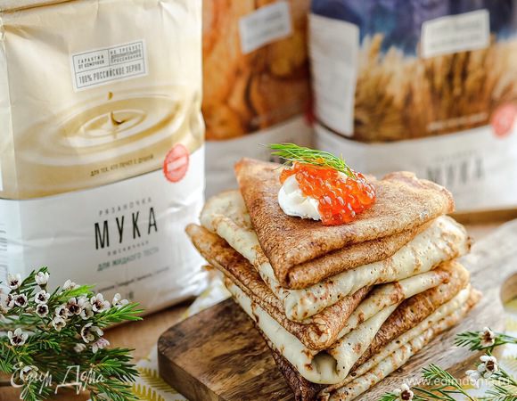 Блины с творожным сырои и икрой (на фоне муки Рязаночка, которую я выиграла в конкурсе "Постное меню"). Эта мука специально для жидкого теста.