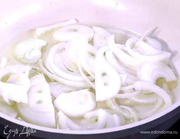 Разогреть в сковороде оливковое масло и обжарить лук.