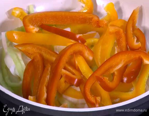 Сладкий перец, удалив плодоножку и перепонки, нарезать тонкими полосками и отправить к луку.