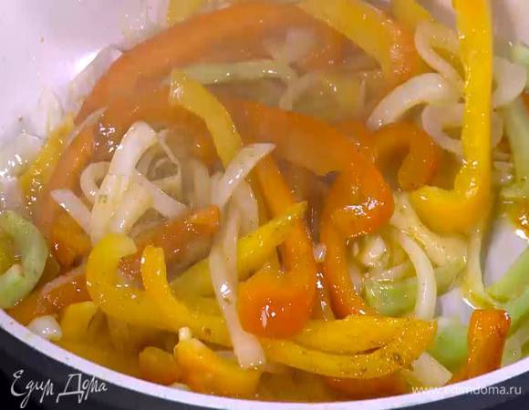 Всыпать тмин, кайенский перец, кориандр и паприку, все перемешать и обжаривать пару минут.