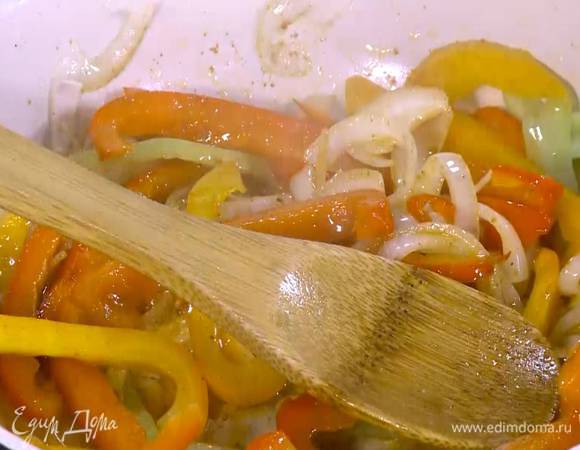 Чеснок почистить, мелко порубить и всыпать к луку с перцем.