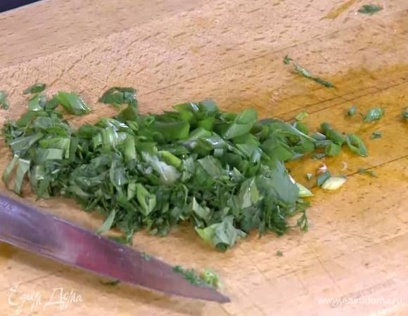 Кинзу, базилик и зеленый лук порезать не слишком мелко.