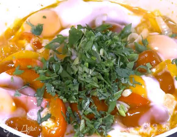 Готовую яичницу посыпать измельченной зеленью.