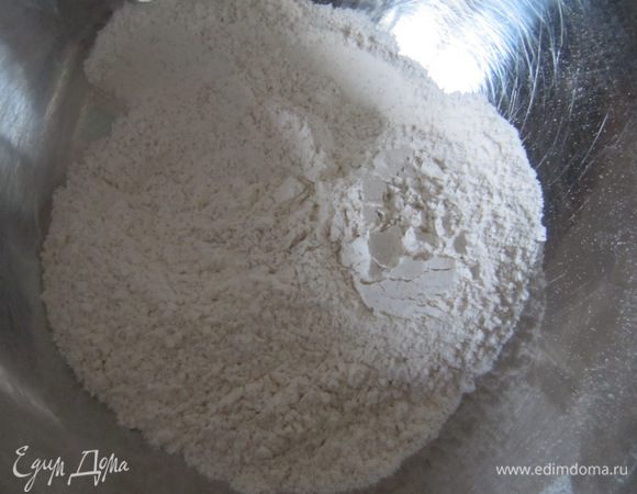 1 стакан просеянной муки смешать с пакетиком сухих быстродействующих дрожжей и солью.
