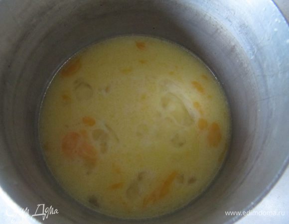 В сотейнике слегка подогреть молоко, сахар и сливочное масло. Масло не обязательно полностью растапливать. Смесь должна быть слегка теплой (не горячей!). Добавить к смеси яйцо и перемешать.