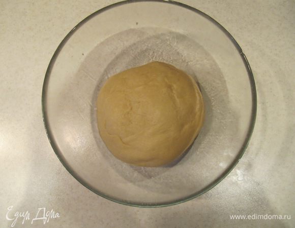 Теплую жидкую смесь соединить с помощью ложки с мучной. Затем постепенно ввести оставшуюся муку (может понадобиться от 1 до 2-х стаканов муки). Тесто должно получиться достаточно "тугим", эластичным и не пристающим к рукам. Скатать тесто в шар, поместить в слегка смазанную растительным маслом миску, накрыть пищевой пленкой и поставить в теплое место на 1 час.