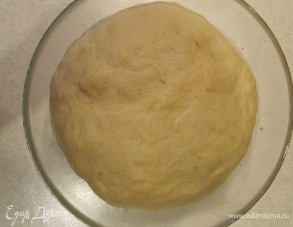 По прошествии часа тесто должно увеличиться в объеме минимум в два раза. Обмять готовое тесто и отставить в сторону, пока занимаемся начинкой.