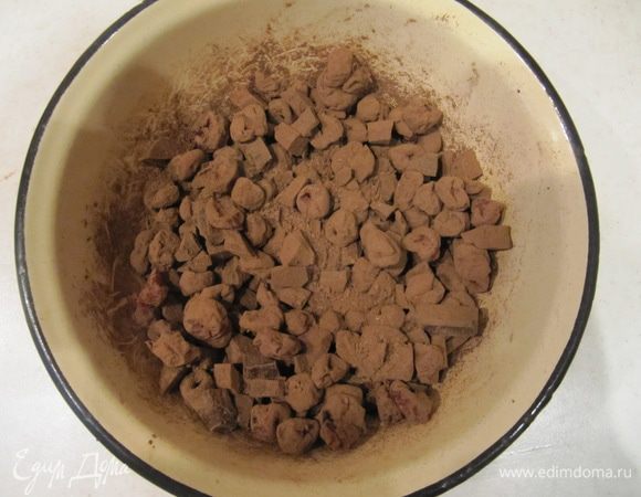 Для начинки смешиваем сахар, молотую корицу, вяленую вишню и крупно порубленный шоколад.