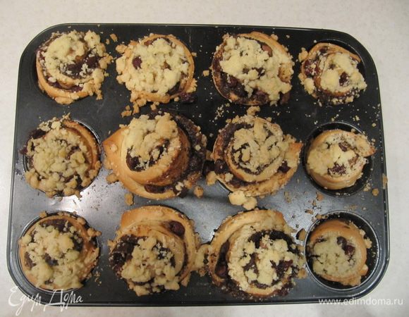 Готовые румяные булочки достаем из духовки и остужаем прямо в форме.