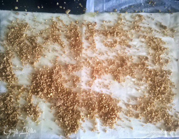 Готовим сироп.
Положите сахар в кастрюлю (1/2 стакана воды), залейте водой. На среднем огне довести до кипения. Добавить лимонный сок и Флердора́нж. Перемешать и снять с огня. Дайте остыть.
Смолоть арахис/миндаль в порошок и смешать с сахарной пудрой. Возьмите лист фило и смажьте растопленным маслом с помощью кисти.
Посыпьте смесью арахиса/миндаля и сахарной пудры.