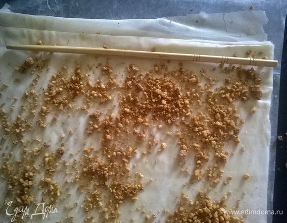 Затем обверните лист вокруг стержня диаметром 1 см.