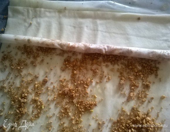 Смазать следующий лист маслом переместить предыдущий рулон к краю листа и свернуть в новый рулон.