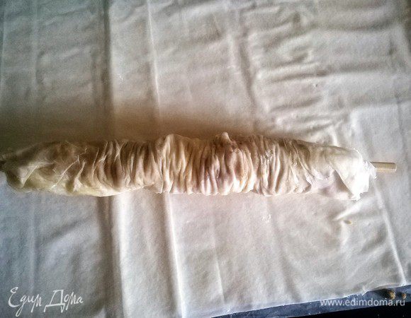 Взять с двух краев и сжать к центру, чтобы получились красивые складочки, а затем удалить стержень.