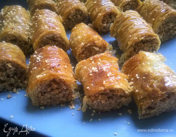 Пахлаву разрезать до нужного размера.
Полить охлажденным сиропом и дать остыть в течение нескольких часов.
Bon Appétit!