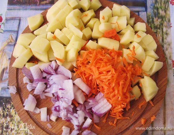 Овощи чистим и нарезаем кубиками. Недавно я узнала очень интересные сведения о том, как правильно чистить овощи. Оказывается в кожуре картофеля содержатся вещества, способствующие естественному похуданию, а также, столь нужный сердцу, калий. А в кожуре моркови вещества, предотвращающие опухоли. Поэтому, если картофель у вас молодой, просто хорошо помойте его и режьте вместе с кожурой. Морковь я мою с металлической мочалкой, что позволяет хорошо промыть ее, не срезая кожуру.