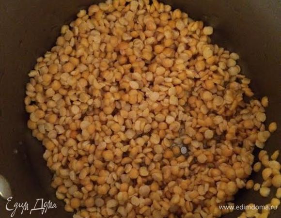 Горох хорошо промыть и залить водой.