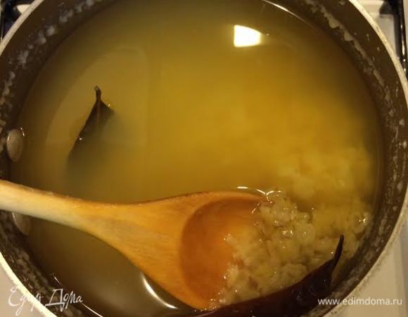 Когда закипит, снять пену, добавить лавровый лист, перец и варить до готовности. Когда горох сварится достаем перец, лавровый лист и взбиваем горох блендером.