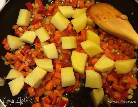 Тушим лук и чеснок до золотистого цвета, добавляем томатную пасту. Потом добавляем остальные овощи и тушим все минут 5.