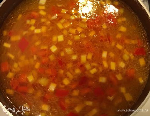 Добавляем овощи в суп и варим 5 минут.