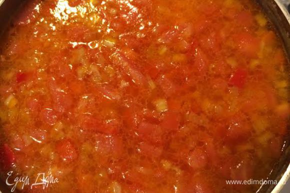 С помидора снять кожицу, порезать кубиками и тоже добавить в суп, варить 3–4 минуты.