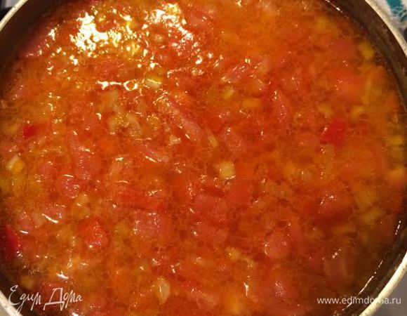 С помидора снять кожицу, порезать кубиками и тоже добавить в суп, варить 3–4 минуты.