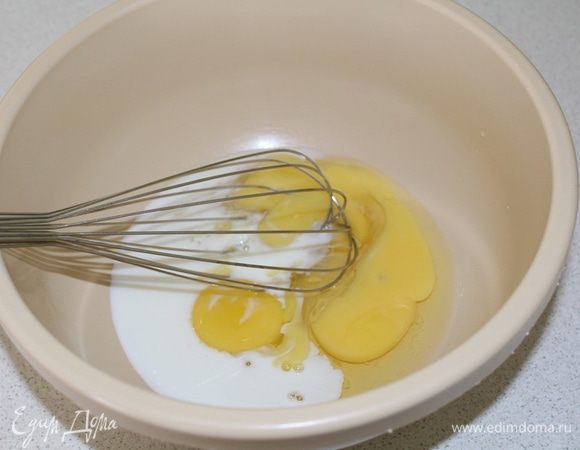 Яйца взбить с молоком и солью.